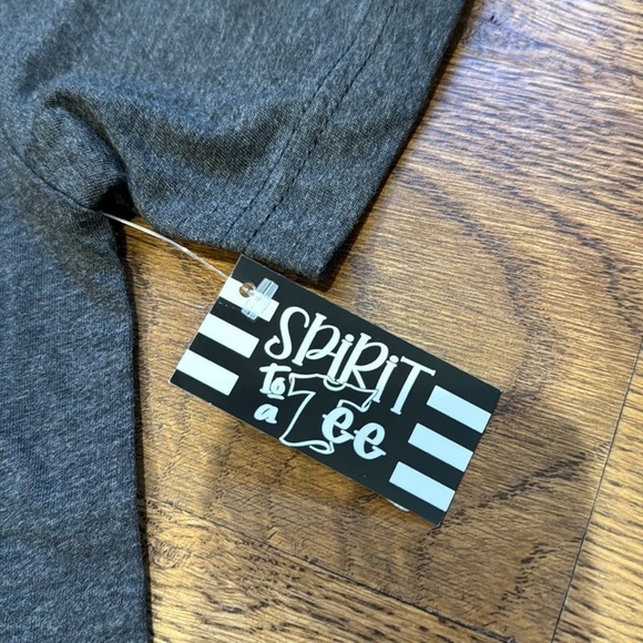 NWT Shirt To a Tee Women’s Short Sleeve Tee Grey and Rainvow Size Small - Picture 3 of 4